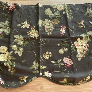 Set of 2 Waverly Floral Scalloped Valance in Dark Olive Green/ Brown.